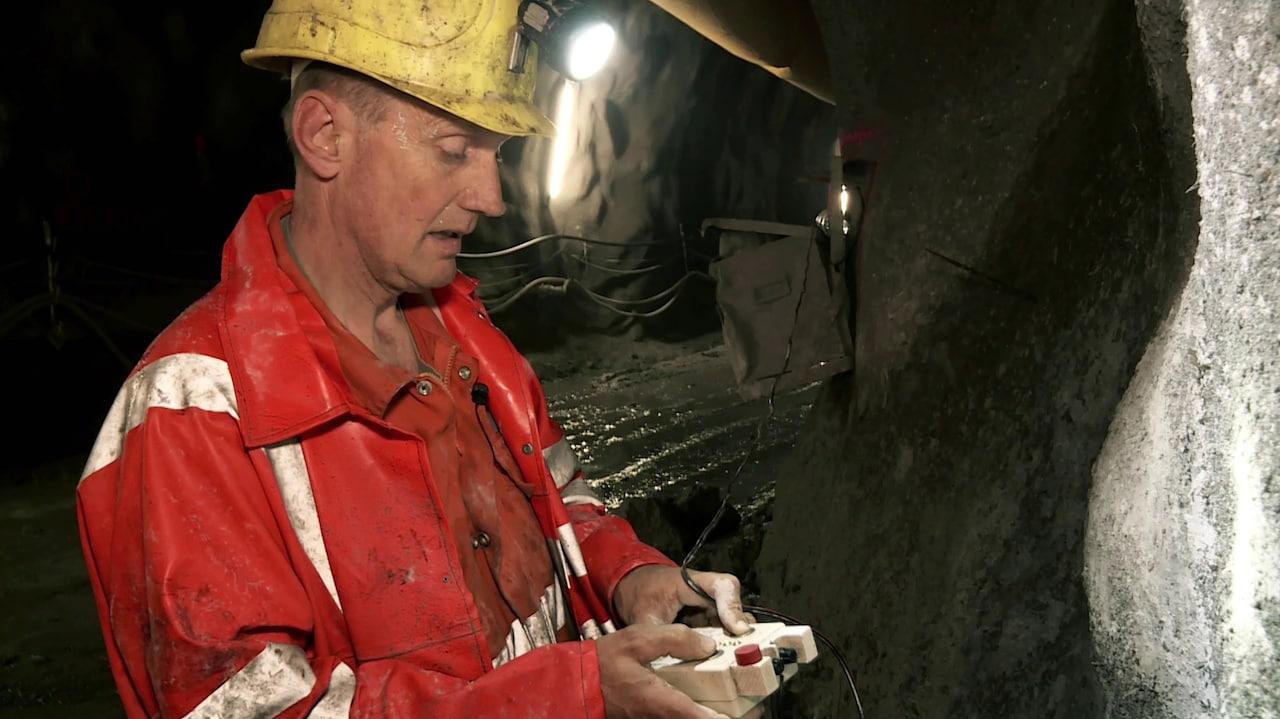 Escavatore e dinamite - il lavoro al nuovo tunnel dell'Albula
