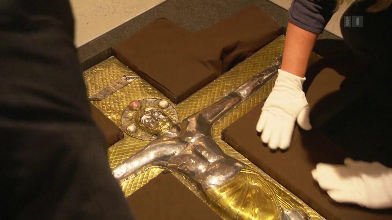 Crucifix, chalischs e candelabers - Ils stgazis dal nov museum da la catedrala